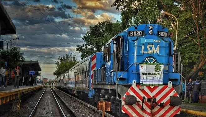 El Tren Solidario viaja rumbo a San Juan: momento histórico en Albardón tras 57 años y coches museo para visitar en Caucete