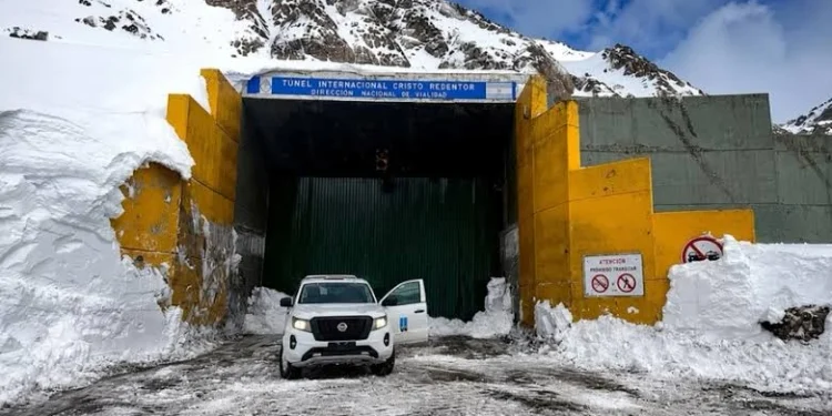 Temporal en la cordillera: cerraron el Paso Cristo Redentor por acumulación de nieve y frenaron el cruce a Chile