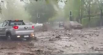 Alerta en Chile: intensas lluvias provocaron un aluvión en Las Condes y la corriente arrastró varios vehículos