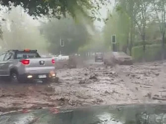 Alerta en Chile: intensas lluvias provocaron un aluvión en Las Condes y la corriente arrastró varios vehículos
