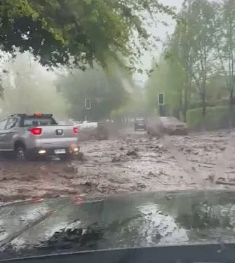 Alerta en Chile: intensas lluvias provocaron un aluvión en Las Condes y la corriente arrastró varios vehículos