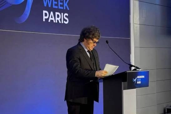 Gira oficial en Francia: Javier Milei recibe la distinción de «Economista más influyente» en el Foro Económico de París