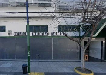 Escándalo por fotos falsas con IA: allanaron las casas de cuatro alumnos, ya son 50 las damnificadas e investigan a un adulto