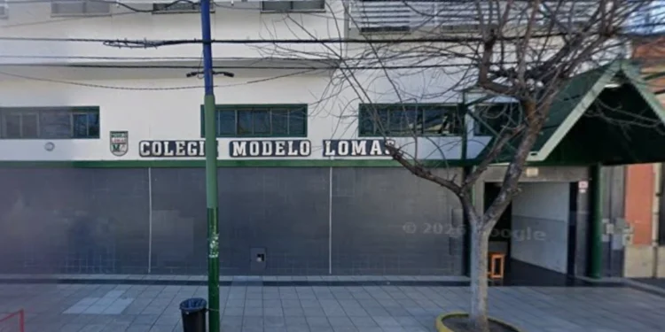 Escándalo por fotos falsas con IA: allanaron las casas de cuatro alumnos, ya son 50 las damnificadas e investigan a un adulto