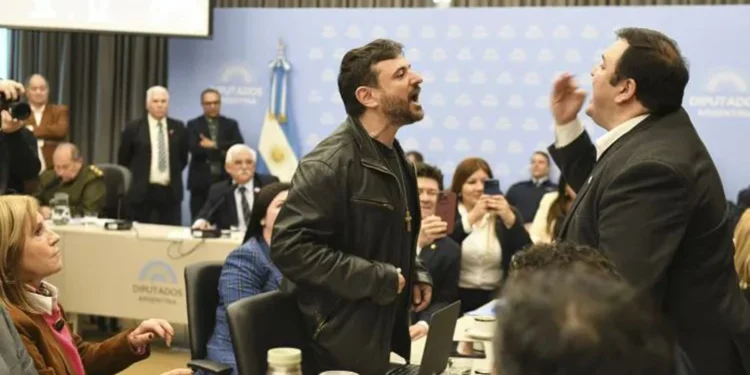 La Libertad Avanza pidió formalmente la expulsión de Juan Grabois por «desorden de conducta» tras los insultos y forcejeos en comisión
