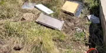 Indignación y repudio: un informe de TV chilena reveló placas y ofrendas argentinas tiradas como basura en el Cementerio de Darwin