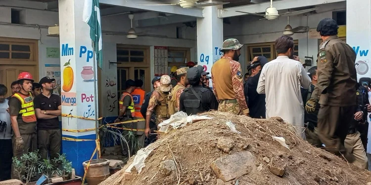 Tragedia escolar en Pakistán: colapsó el techo de un colegio en Peshawar y murieron al menos 28 personas