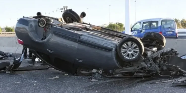 Un auto quedó completamente volcado tras impactar contra el muro de la Ruta 40