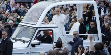 El papa León XIV reapareció en la Plaza de San Pedro tras su cirugía pulmonar y confirmó su agenda oficial rumbo a la Argentina