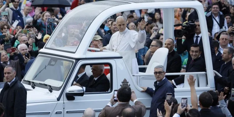 El papa León XIV reapareció en la Plaza de San Pedro tras su cirugía pulmonar y confirmó su agenda oficial rumbo a la Argentina