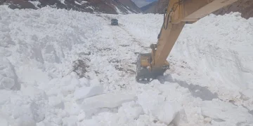 Paso de Agua Negra: los trabajos de despeje ya están a solo tres kilómetros del portal y sorprende la imponente acumulación de nieve en plena primavera