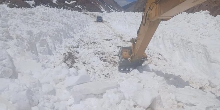 Paso de Agua Negra: los trabajos de despeje ya están a solo tres kilómetros del portal y sorprende la imponente acumulación de nieve en plena primavera
