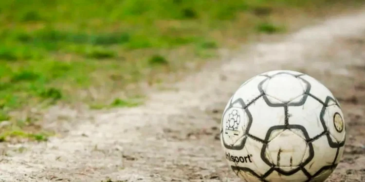 Tragedia en El Encón: un futbolista de 53 años se descompensó en pleno partido y murió de un infarto