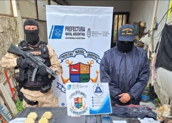 Hallazgo insólito en Santa Cruz: Prefectura allanó una casa por una desaparición y encontró 10 kilos de oro en lingotes escondidos en el tanque de un inodoro