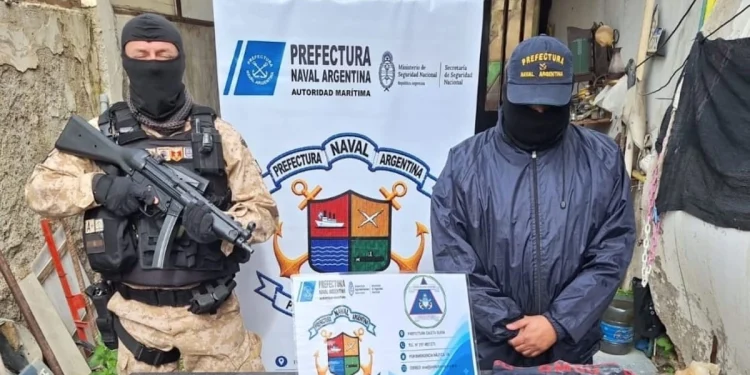 Hallazgo insólito en Santa Cruz: Prefectura allanó una casa por una desaparición y encontró 10 kilos de oro en lingotes escondidos en el tanque de un inodoro