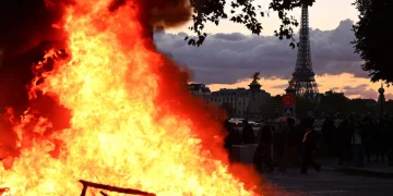 La Quinta República en jaque: condenas judiciales a las élites, estallido en las calles y la agonía política del macronismo en Francia