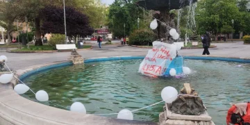 A tres años de la muerte de Lucía Rubiño: intervención con globos blancos en la plaza 25 de Mayo y un reclamo de justicia que no cesa