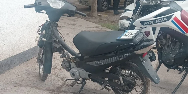 Operativo en Rawson: cayó un hombre de 33 años con una moto robada, cascos y herramientas en la Villa 17 de Agosto