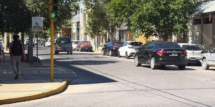 Siniestro vial en pleno centro: se quedó sin frenos en un semáforo, chocó a otro auto y circulaba sin seguro